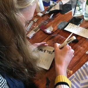 leer in de workshop je eigen tegelwijsheden op een tegeltje te zetten