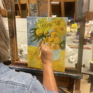 Deelnemers schilderen Van Goghs zonnebloementijdens een creatieve workshop