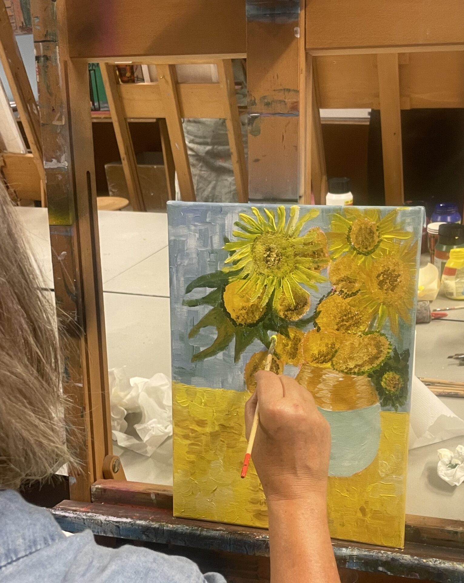 Deelnemers schilderen Van Goghs zonnebloementijdens een creatieve workshop