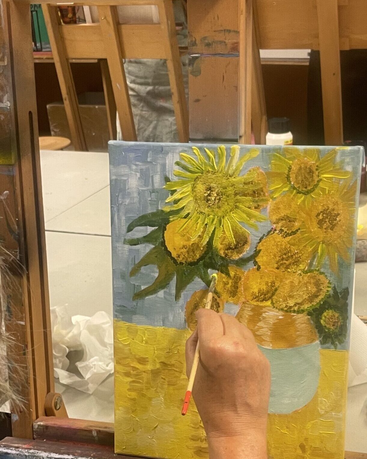 Deelnemers schilderen Van Goghs zonnebloementijdens een creatieve workshop